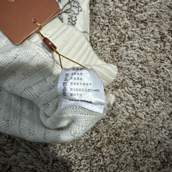 Gorgeous Cream and Gray V-Neck Sweater - Picture 7 of 8